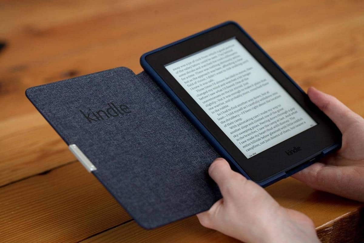 amazon kindle paperwhite 2015 in hand 1500x1000 1 e1615583714146