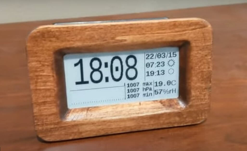 e ink clock with wooden case