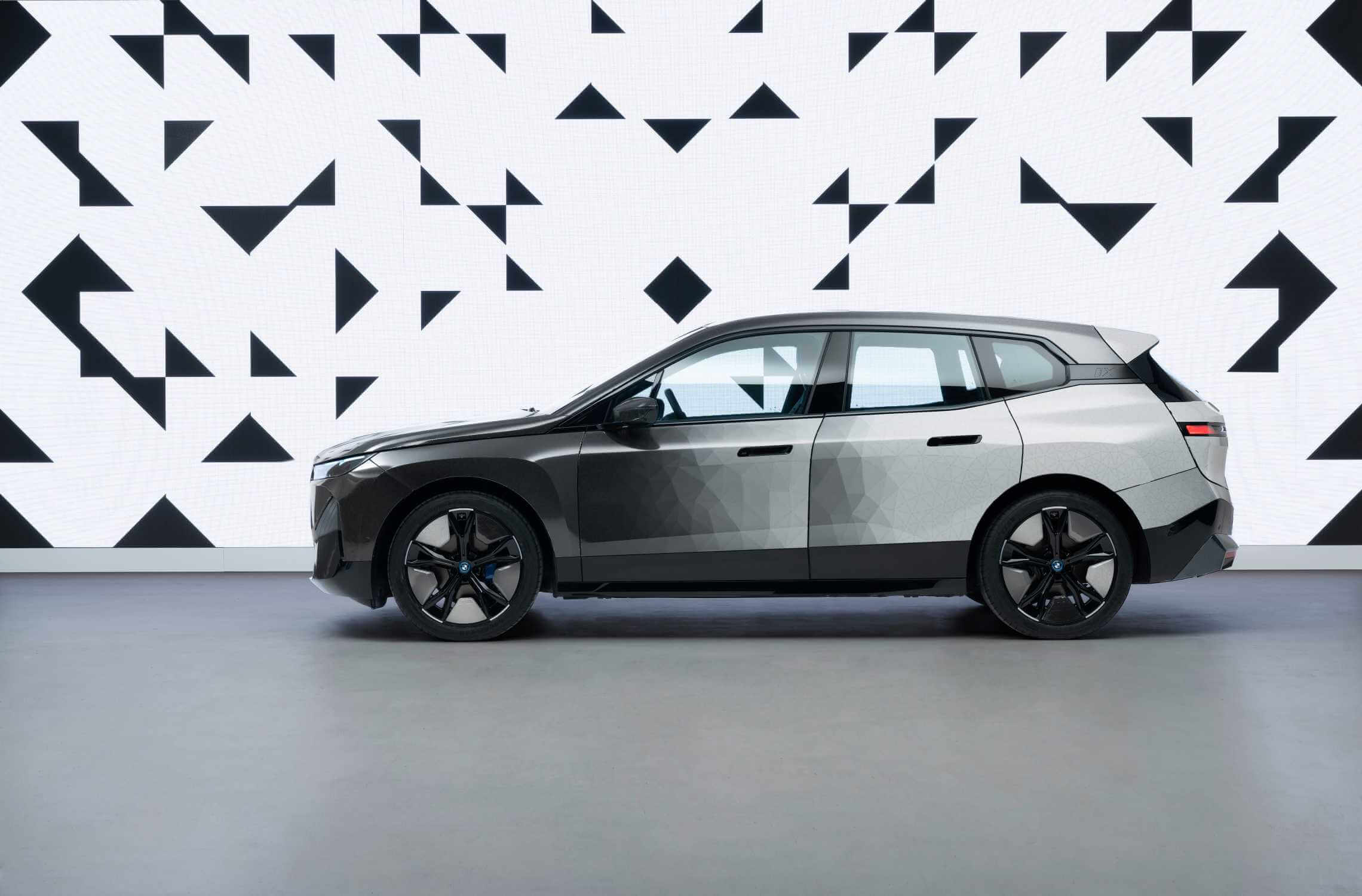 bmw ix flow featuring e ink prism
