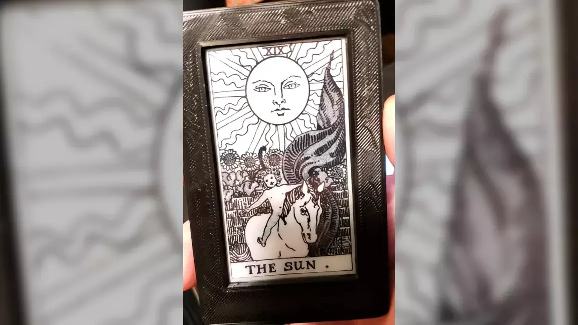 e ink tarot card reder