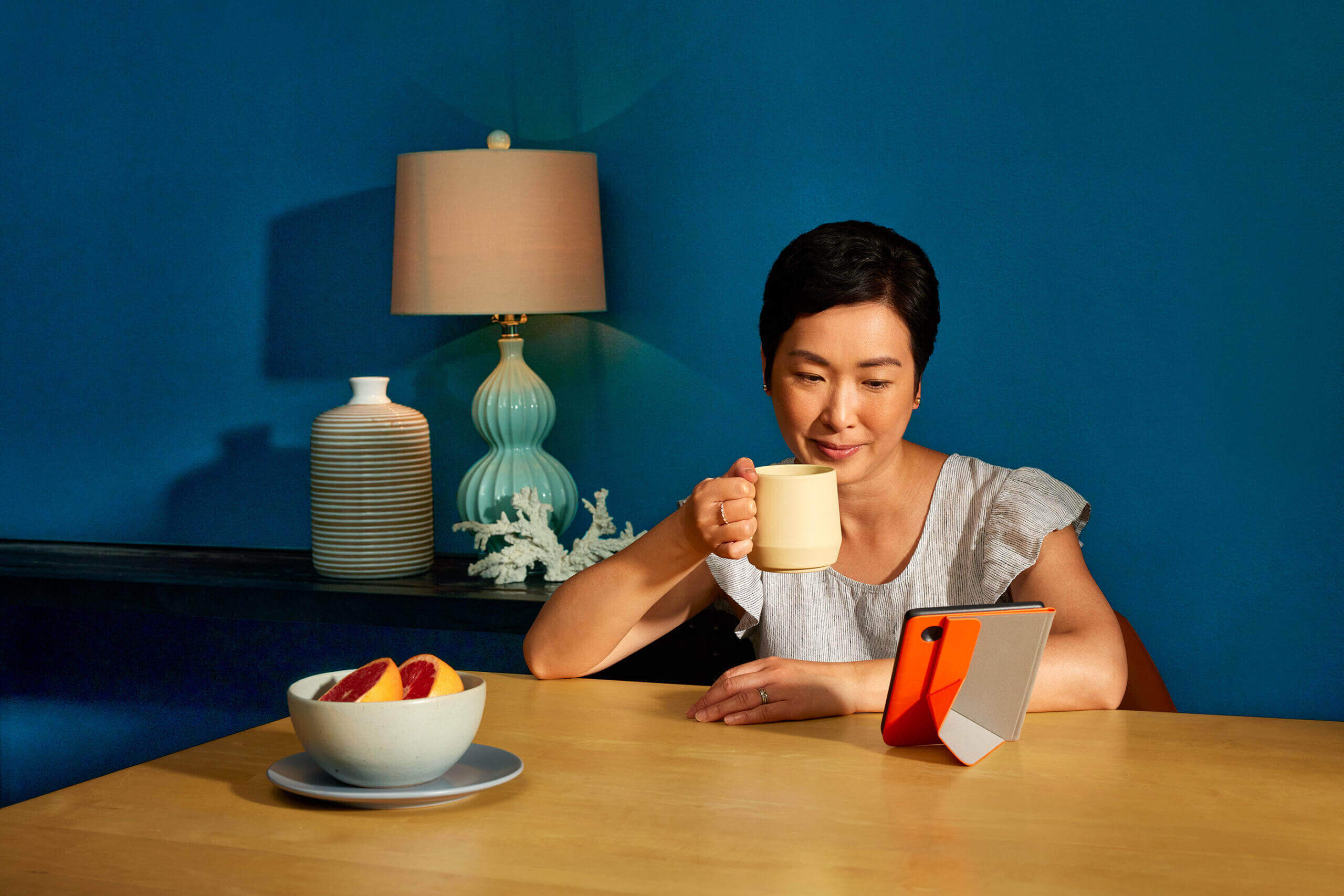 Kobo Clara 2E SHOT 04 ACCESSORIES DINING ROOM 1073 Final 02 scaled